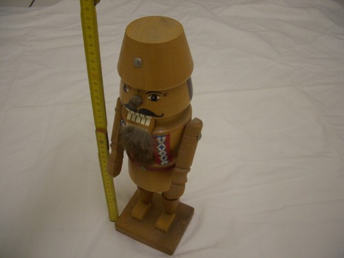 Riesiger nussknacker holz - nussknacker,