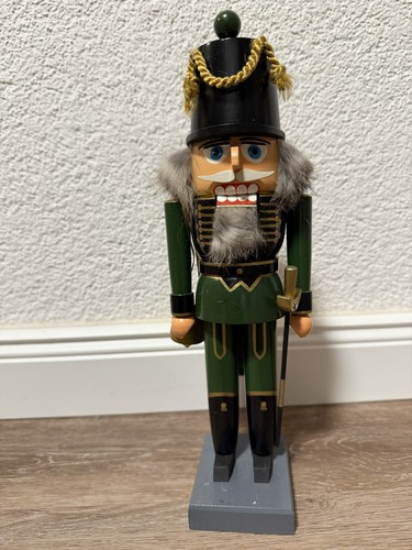 Nussknacker aus dem erzgebirge - aus,